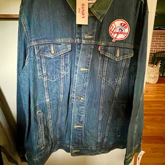 🗽Levi’s Yankees⚾️ fits 1 size down XXL and XL Av. - Picture 3 of 3